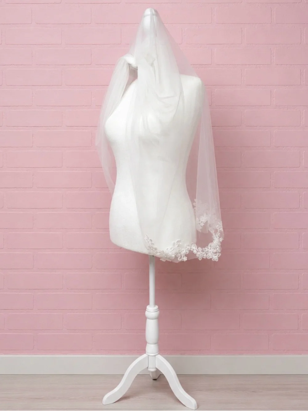 Beautiful Floral Lace Edge Bridal Veil - Picture 6 of 8